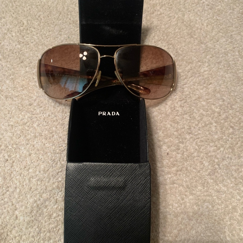 Prada Amber ( lens) Sunglasses w/ case 🌺